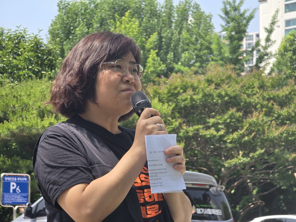 5월 24일 ‘성인장애인 고등학교 과정 진학 방안 마련 요구 기자회견’ 사회를 보고있는 황보경 질라라비장애인야학 사무국장. 사진 질라라비장애인야학