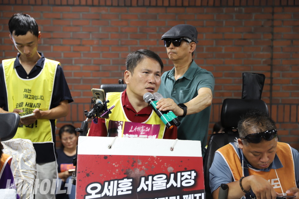 추경진 전국탈시설장애인연대 서울지부 공동대표가 발언하고 있다. 사진 김소영