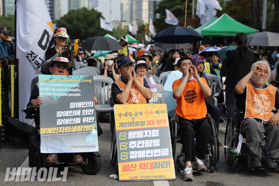 결의대회 참가자들이 ‘노래로 물들다’의 문화공연에 호응을 보내고 있다. 사진 김소영