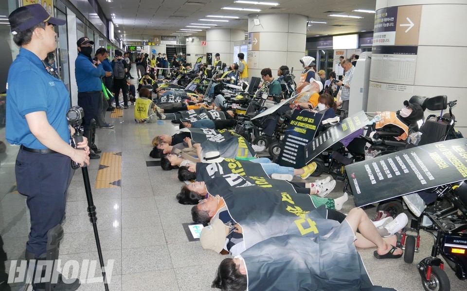 활동가들이 승강장 바닥에 누워 다이인 행동을 하고 있다. 사진 하민지