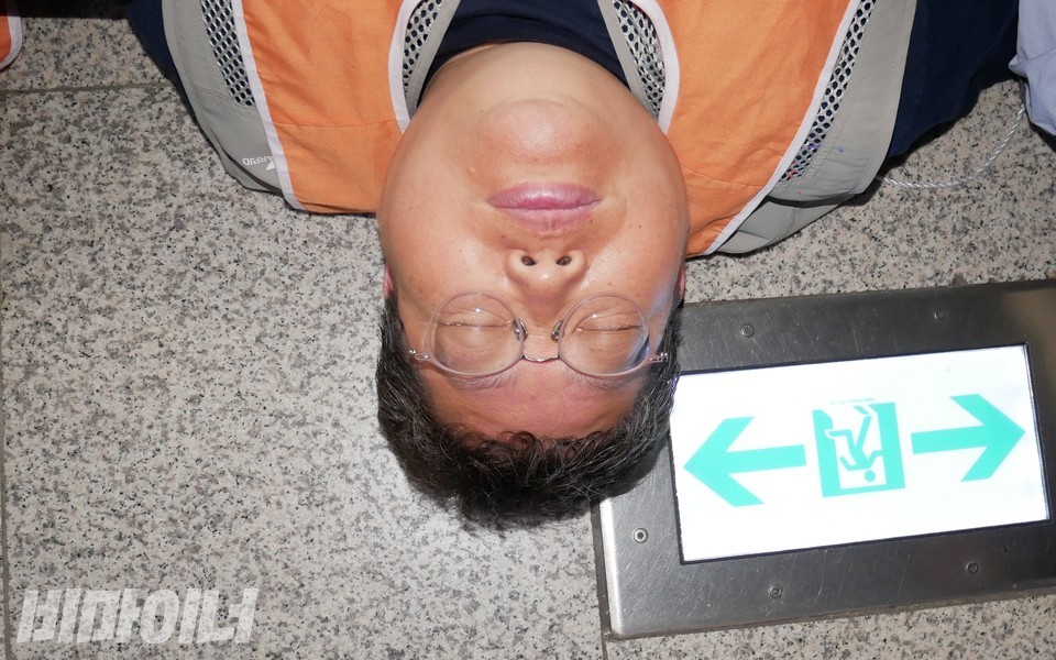 이형숙 서울장애인차별철폐연대 상임공동대표가 다이인 행동을 하고 있다. 사진 하민지