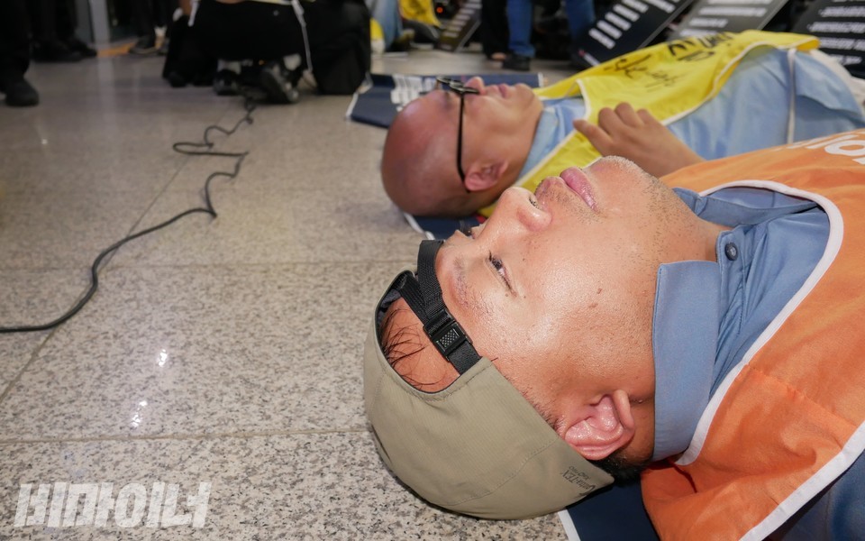 활동가들이 승강장 바닥에 누워 다이인 행동을 하고 있다. 사진 하민지