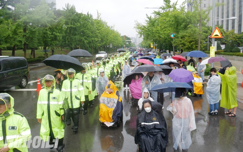 행진하는 활동가들. 사진 하민지