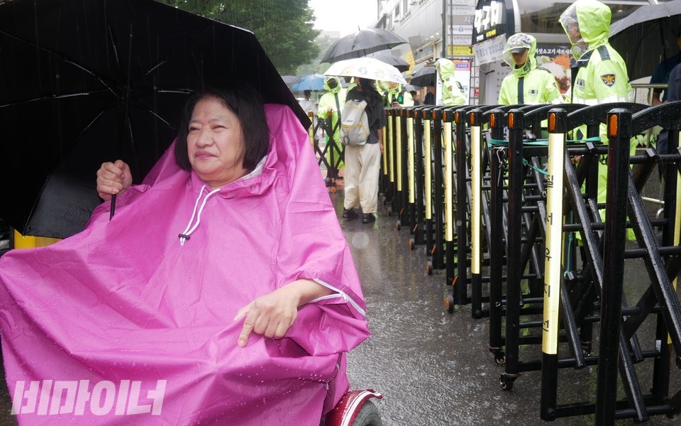 양영희 한국뇌병변장애인인권협회 부회장이 행진 중이다. 사진 하민지