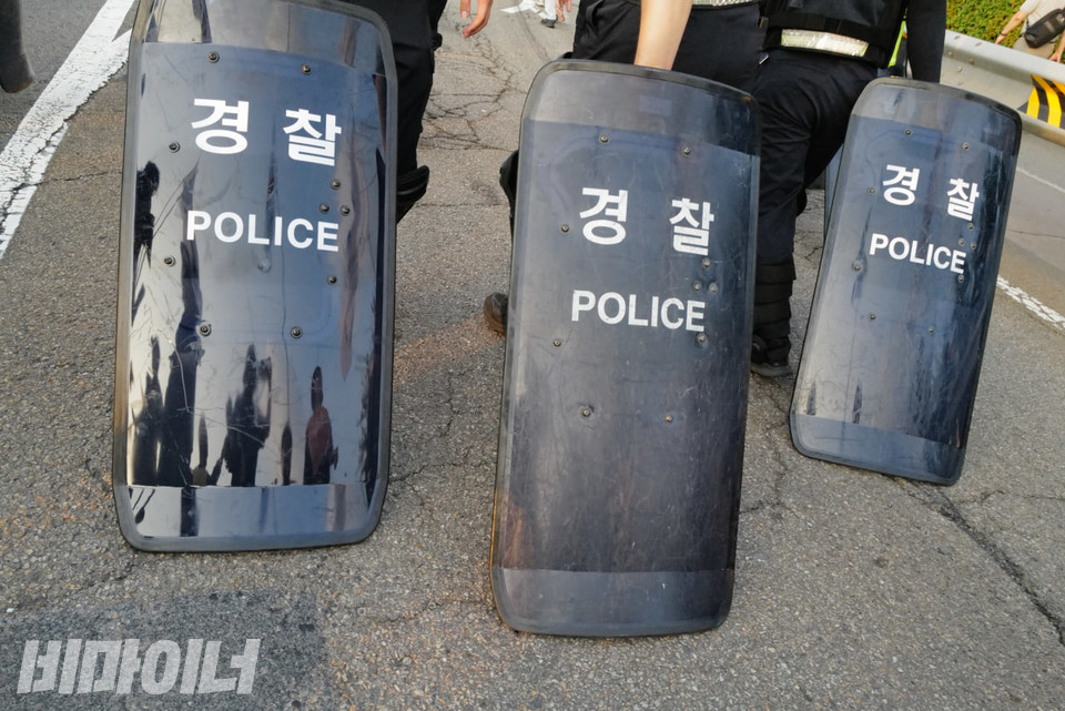 경찰이 장애인 활동가들을 진압하기 위해 방패를 끌며 다가가고 있다. 사진 최인기