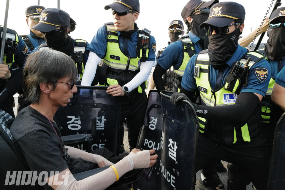 경찰이 행진을 가로막자 활동가들이 항의하고 있다. 사진 최인기