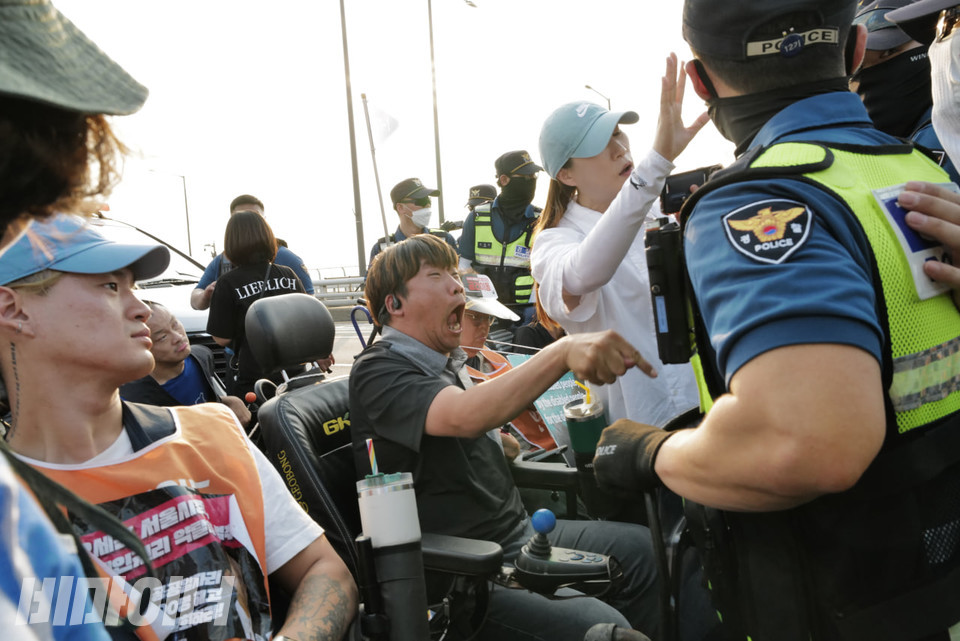 경찰이 행진을 가로막자 활동가들이 항의하고 있다. 사진 최인기