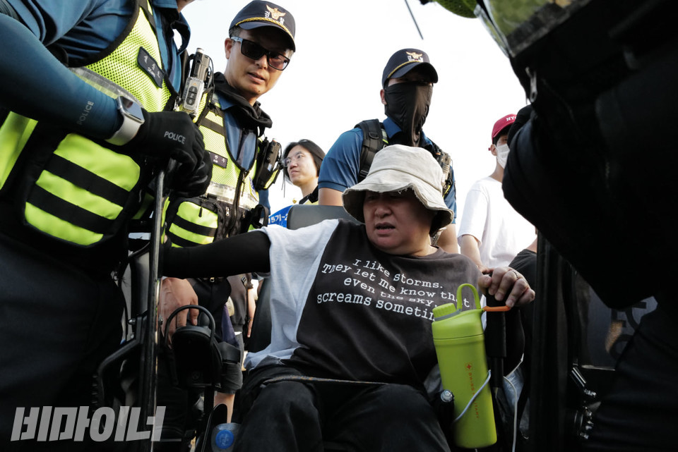 경찰이 행진을 가로막자 활동가들이 항의하고 있다. 사진 최인기