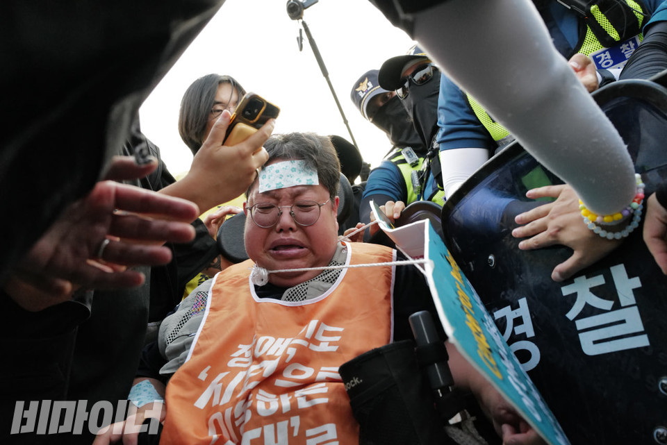 경찰의 폭력 진압에 이형숙 대표가 곤혹스러운 표정을 짓고 있다. 사진 최인기