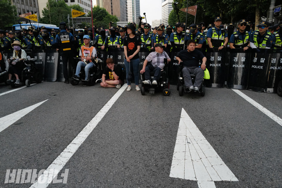 22대 국회에 1년 내 장애인권리법안 입법을 촉구하며 도로를 점거한 장애인 활동가들. 사진 최인기
