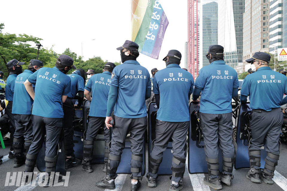 경찰이 장애인 활동가들의 행진을 가로막고 있다. 사진 최인기