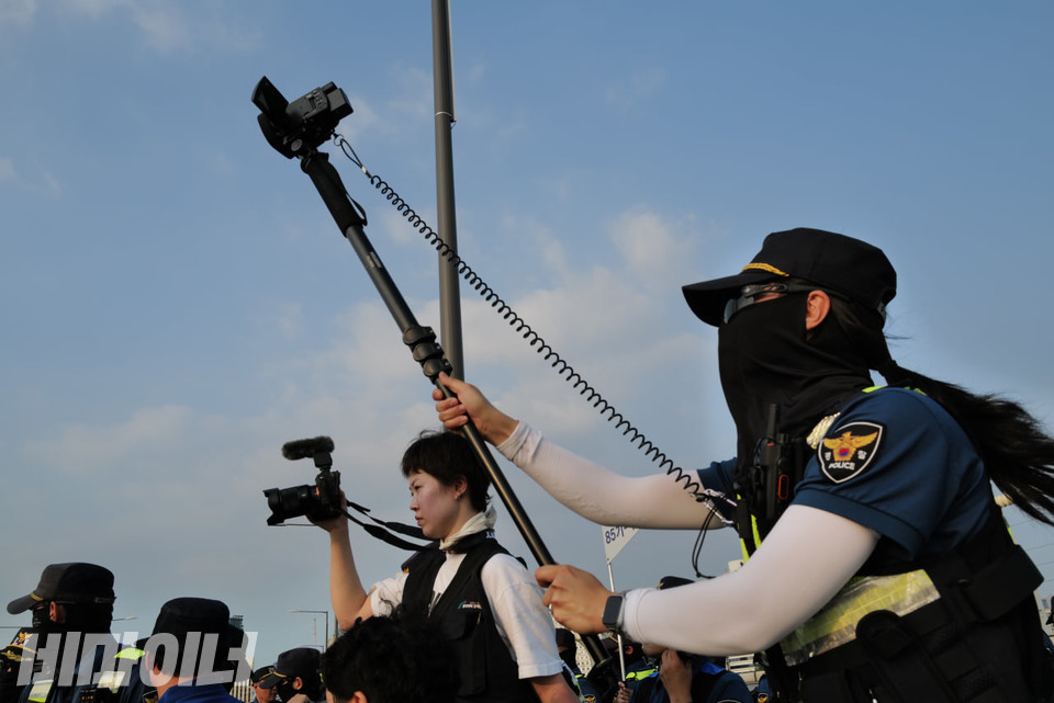 채증하는 경찰. 사진 최인기