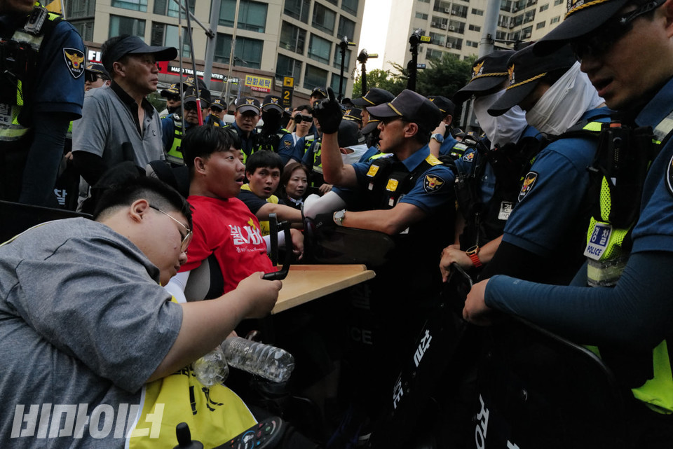 마포역 앞에서 경찰이 행진을 가로막자, 활동가들이 항의하고 있다. 사진 최인기