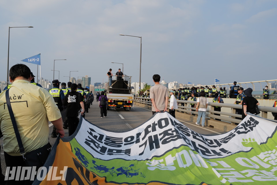 요구안이 적힌 대형 현수막을 들고서 마포대교를 건너는 사람들. 사진 최인기