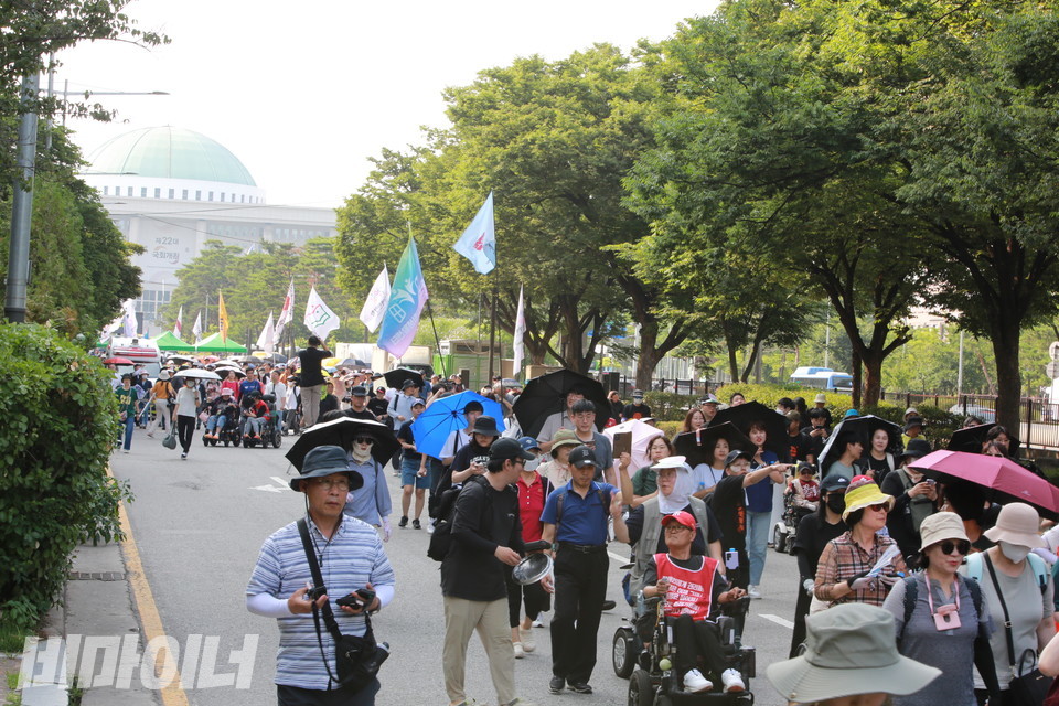 국회 앞에서 전동행진을 시작하는 사람들. 사진 최인기