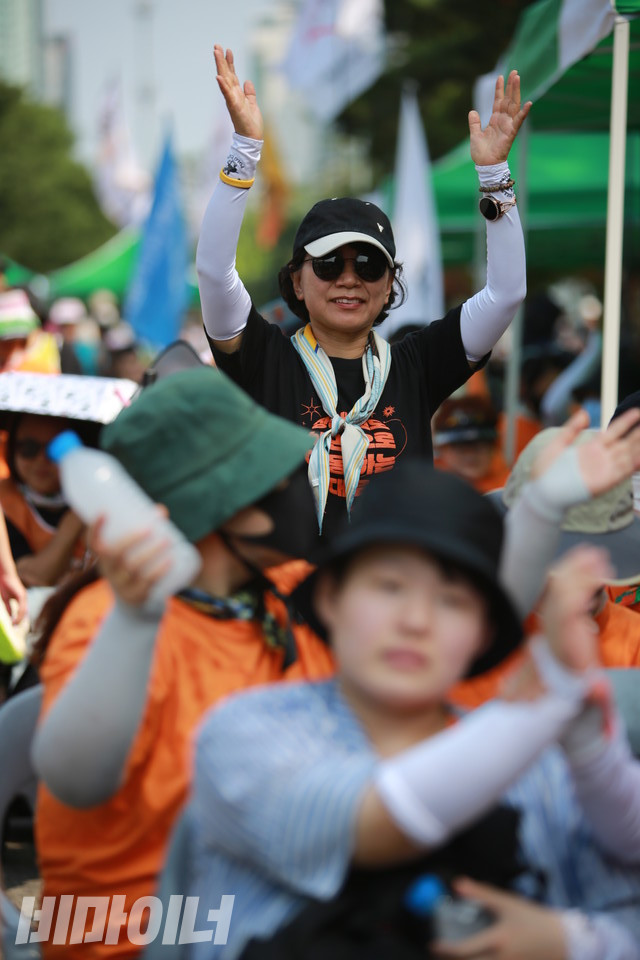 노래패 ‘노래로 물들다’ 공연에 흥겨워하는 사람들. 사진 최인기 