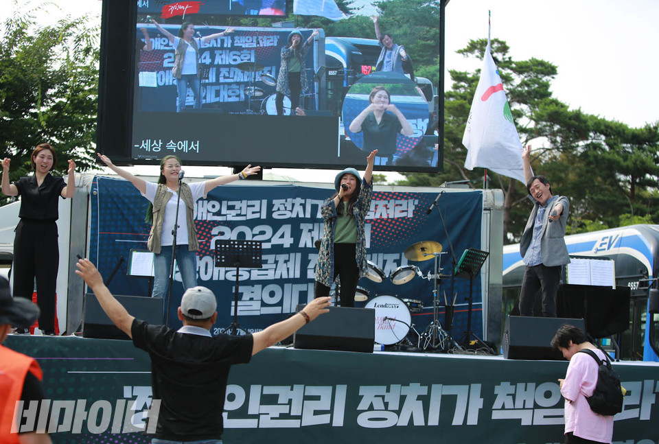 노래패 ‘노래로 물들다’가 공연하고 있다. 사진 최인기