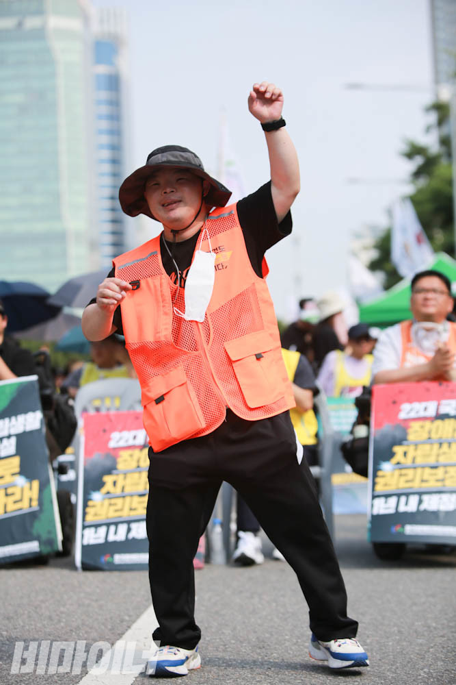노래패 ‘노래로 물들다’ 공연에 흥겨워 춤을 추는 사람들. 사진 최인기 