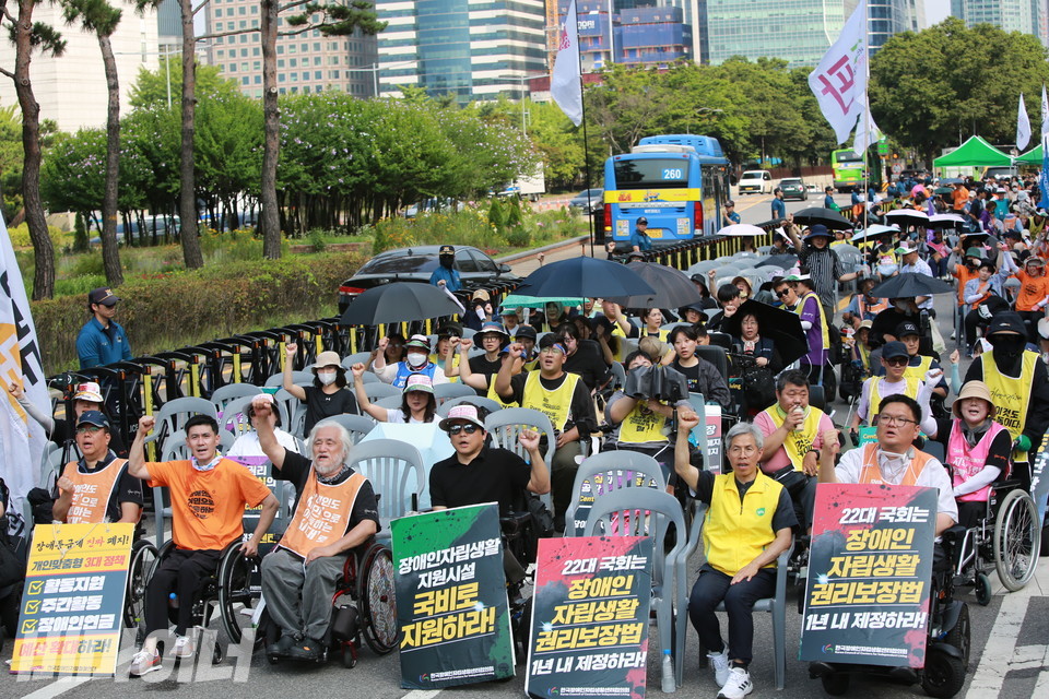 제6회 장애등급제 진짜 폐지 결의대회에 참여한 장애인 활동가들이 “투쟁”을 외치며 결의를 다지고 있다. 사진 최인기