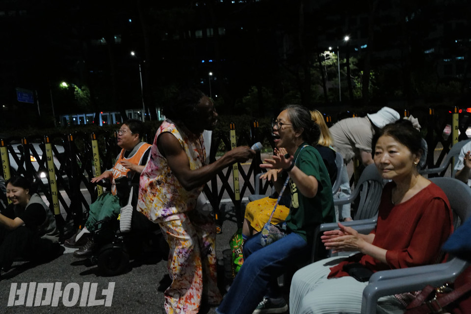 쿨레칸이 객석 아래로 내려와 흥을 더하고 있다. 사진 최인기