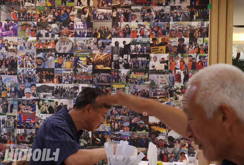 장례식장 한쪽 벽면에 전국을 돌아다니며 밥나눔 활동을 한 유희의 사진이 걸려 있다. 사람들이 유희의 쾌유를 빌며 2023년 1월 인천에서 행사할 때 만든 현수막이다. 사진 강혜민