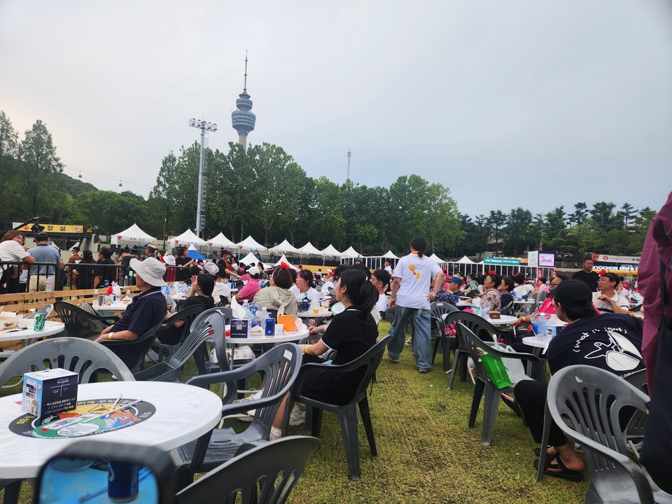 대구치맥페스티벌 프리미엄 존. 식탁과 테이블이 너무 촘촘하게 배치돼 휠체어 이용자가 지나가기 어려워 보인다. 사진 대구장차연
