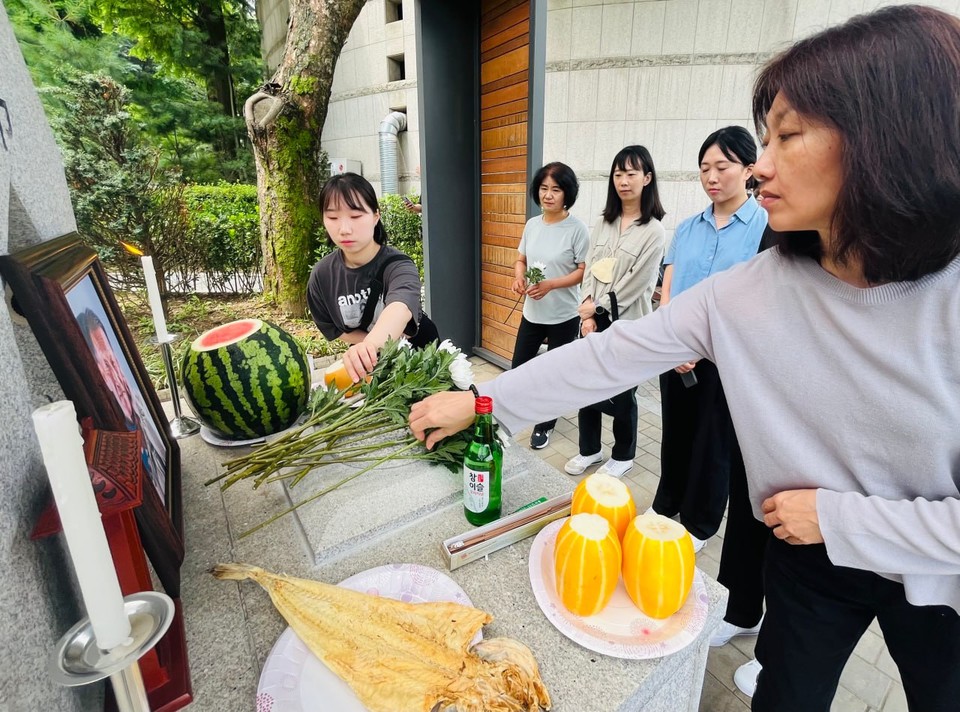 추모제 참석자들이 헌화하고 있다. 사진 김진이