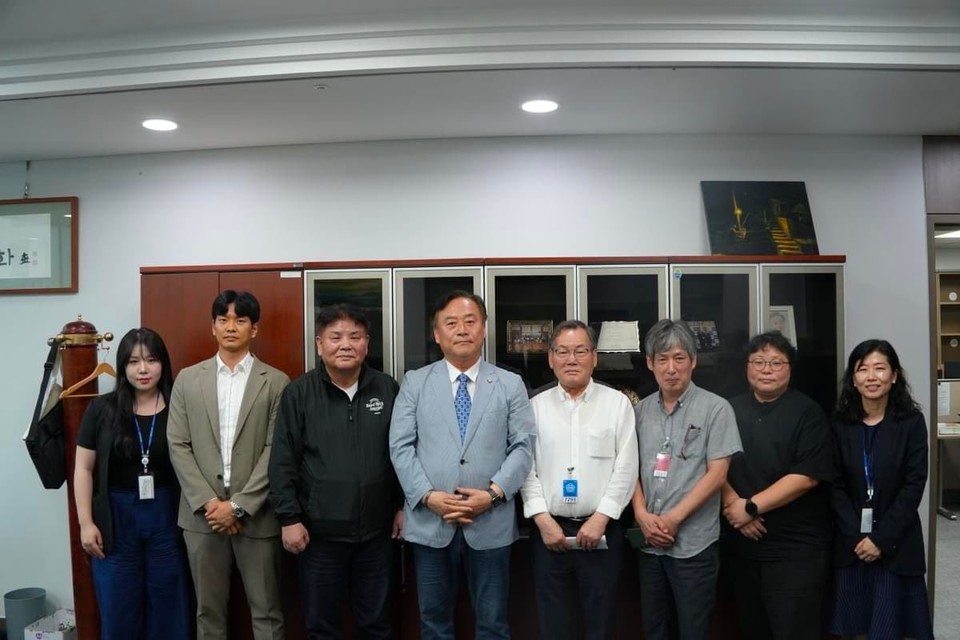 간담회에 참석한 이재강 의원과 선감학원 피해생존자, 시민사회단체 관계자들. 사진 이재강의원실