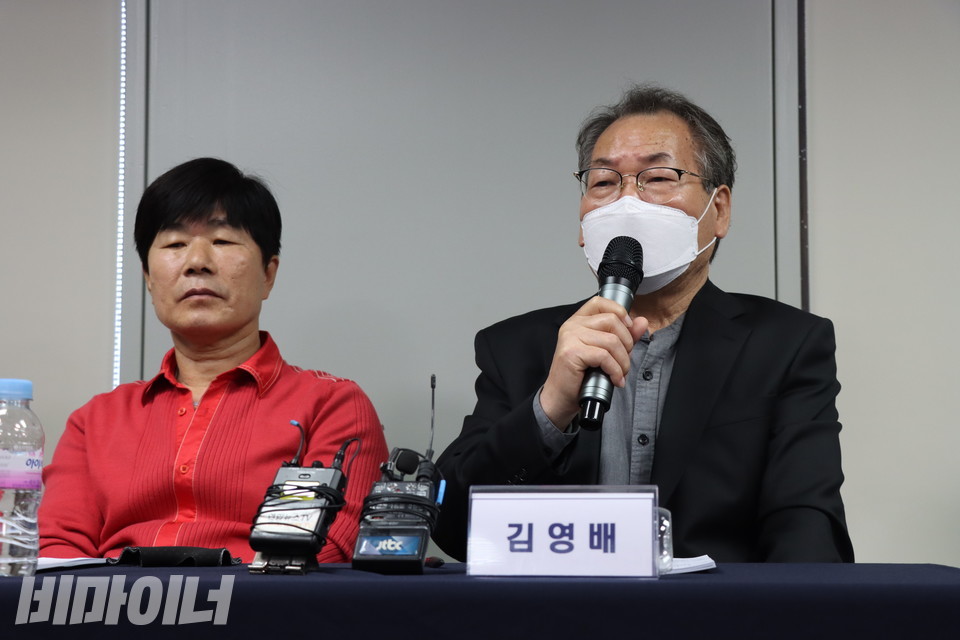 김영배 선감학원아동피해대책협의회 회장(사진 오른쪽)이 2022년 10월 20일, ‘선감학원 아동 인권침해 사건 진실규명 결정 발표 기자회견’에서 소회를 밝히고 있다. 사진 강혜민
