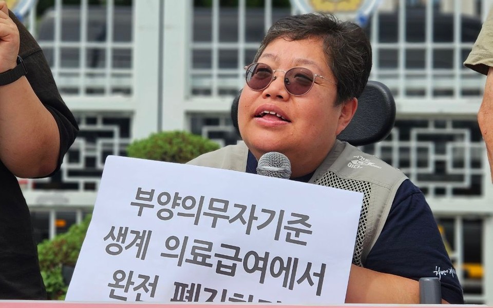 이형숙 서울장애인차별철폐연대 대표가 25일 10시, 정부서울청사에서 열린 ‘민중생활보장위원회’ 기자회견에서 발언하고 있다. 사진 장애등급제부양의무제폐지공동행동