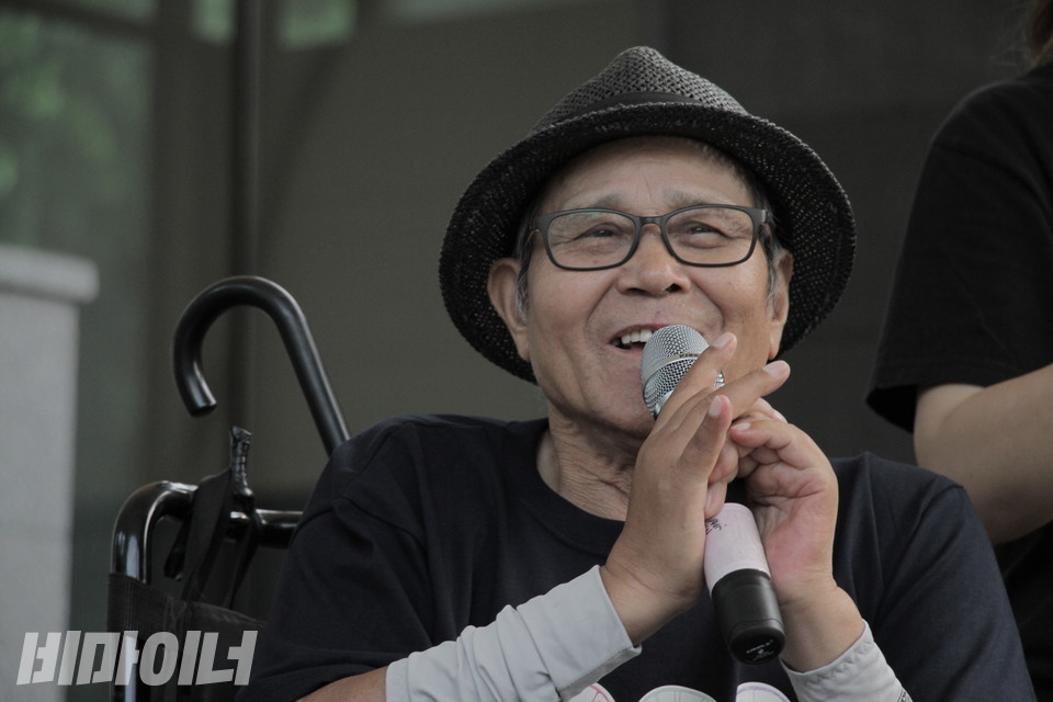 2019년 6월 4일, 대학로 마로니에공원에서 ‘석암투쟁 10주년’을 맞이한 기념 문화제가 열렸다. 김진수 소장이 석암투쟁이 만든 변화에 대해 이야기하고 있다. 사진 강혜민