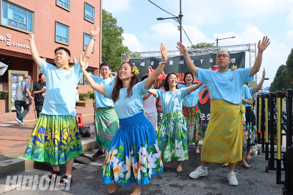 발달장애청년허브 사부작 훌라팀이 공연을 선보이고 있다. 사진 김소영