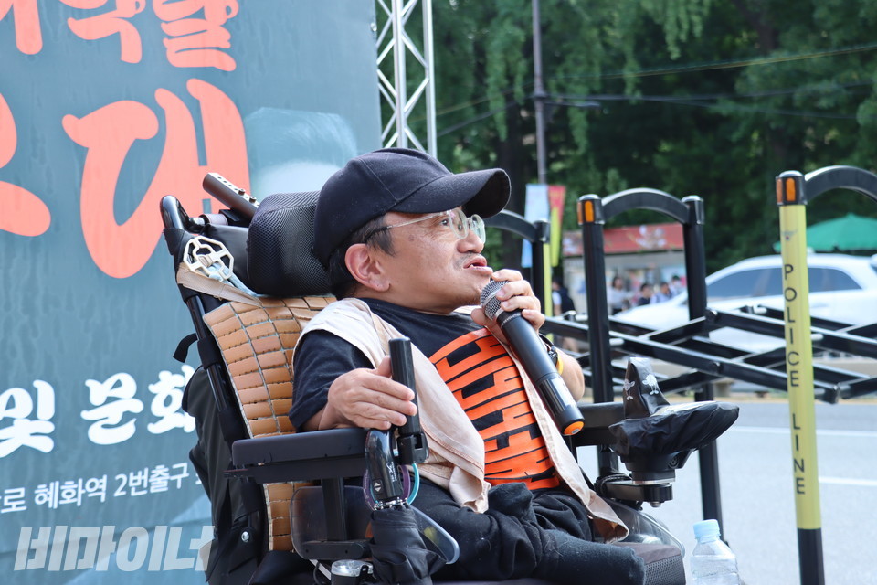 박현 전장연 장애해방열사 정신계승위원회 활동가가 발언하고 있다. 사진 김소영