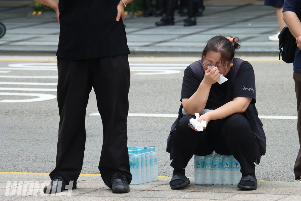 고인과 함께 김포장애인자립생활센터에서 활동한 조은별 사무국장이 바닥에 주저앉아 울고 있다. 사진 강혜민