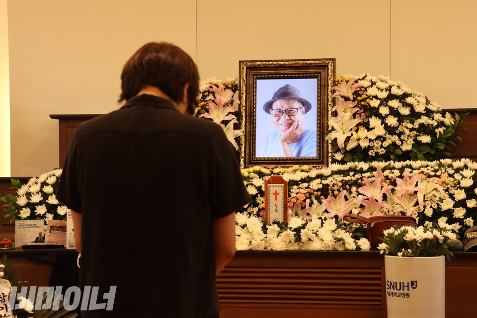 김정하 장애와인권발바닥행동 활동가가 고 김진수 전국탈시설장애인연대 대표의 빈소에서 조문하고 있다. 사진 강혜민