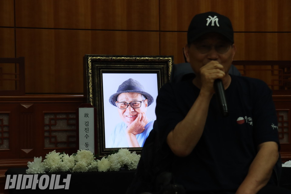 ‘마로니에 8인’ 김동림 김포장애인야학 교감이 추모 발언을 하고 있다. 그의 뒤로 고 김진수 대표의 영정 사진이 있다. 사진 강혜민