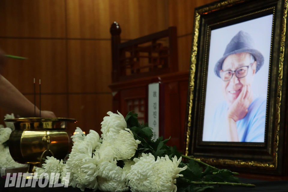  고 김진수 전국탈시설장애인연대 대표의 영정 앞에 국화가 놓여 있다. 사진 강혜민