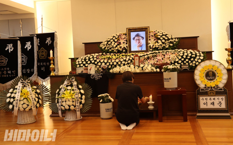 김정하 장애와인권발바닥행동 활동가가 고인의 영정 앞에 향을 피워 올리고 있다. 사진 강혜민