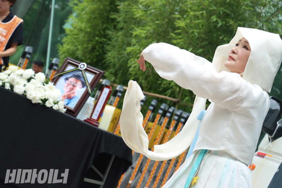 김포민족문화예술총단체가 진혼굿으로 쑥향의례무를 추고 있다. 사진 강혜민