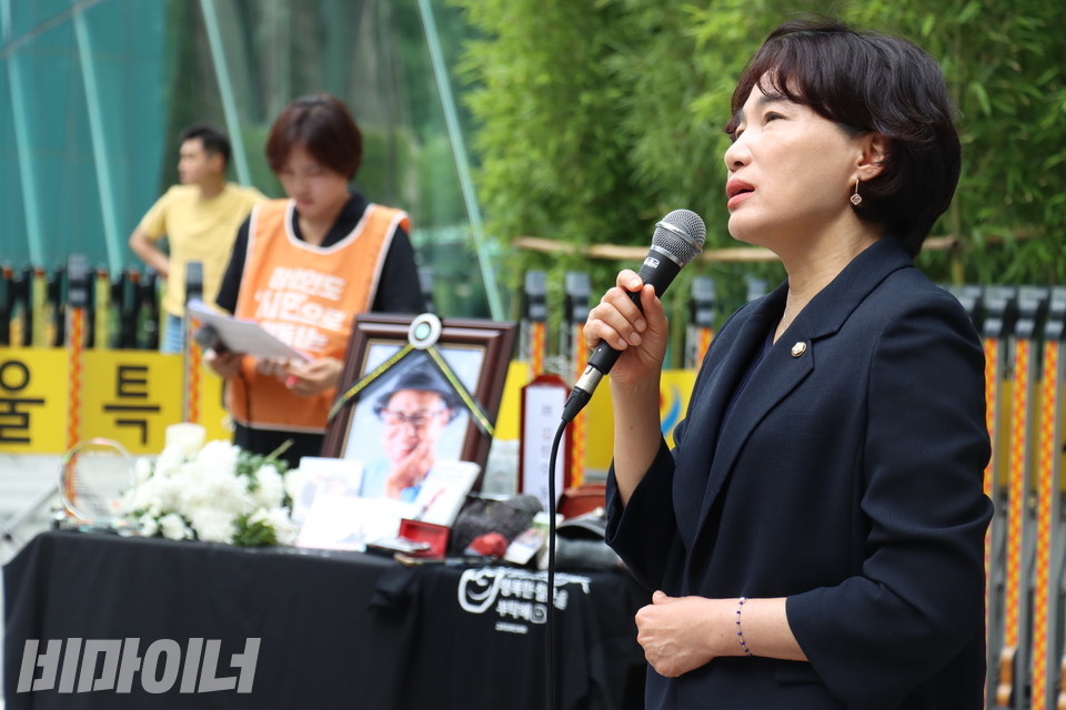 서미화 더불어민주당 의원이 추모 발언을 하고 있다. 사진 강혜민