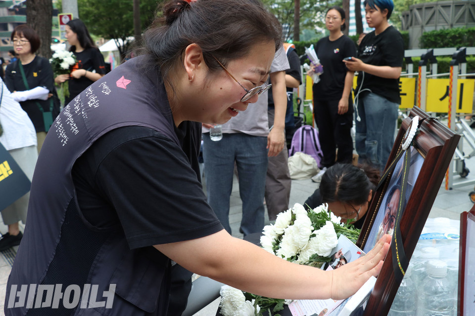고인과 함께 활동한 조은별 김포장애인자립생활센터 사무국장이 영정을 어루만지며 엉엉 울고 있다. 사진 강혜민