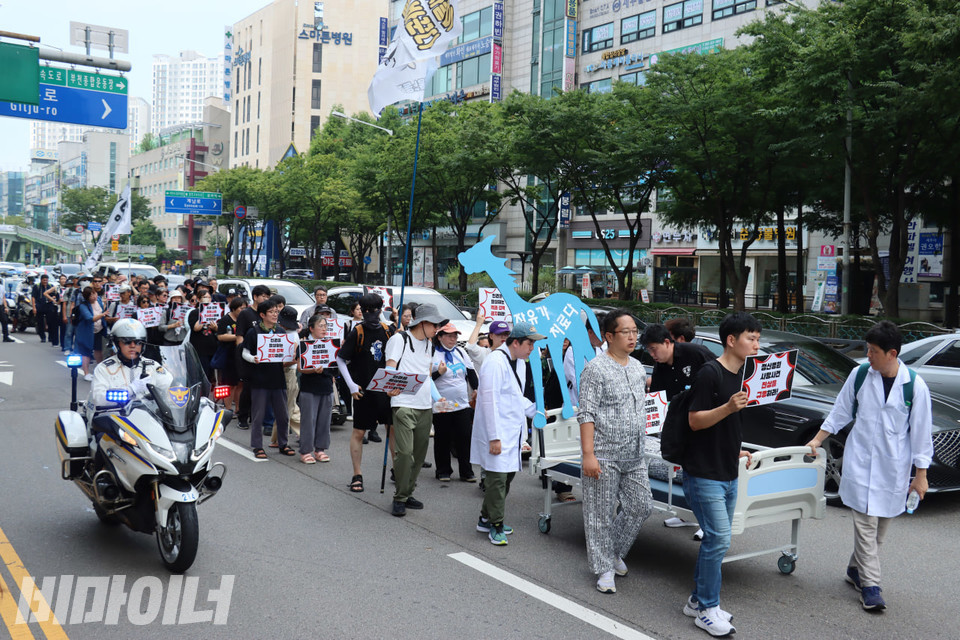 기자회견 참석자들이 W진병원에서 부천시 보건소까지 행진하고 있다. 사진 김소영