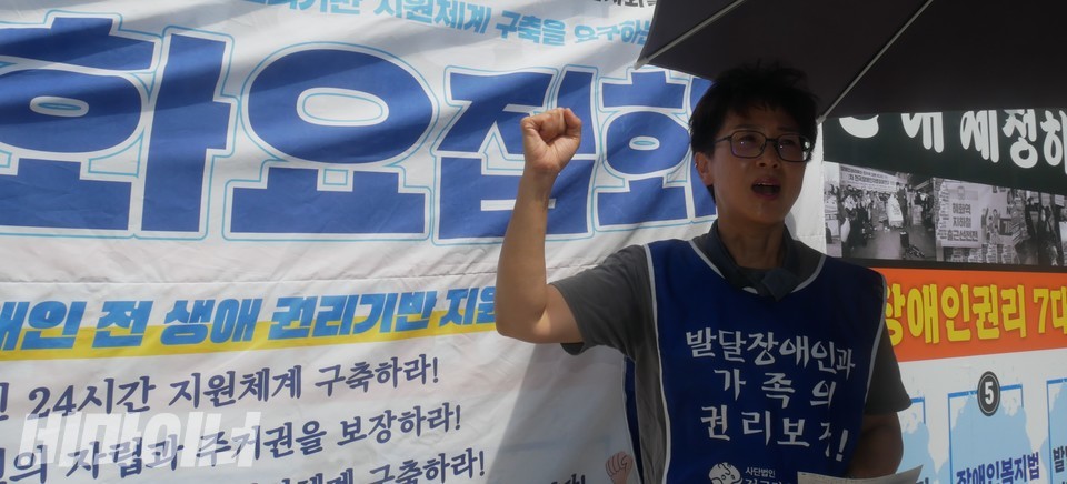 화요집회에서 김종옥 부모연대 문화예술위원회 위원장이 구호를 외치고 있다. 사진 하민지