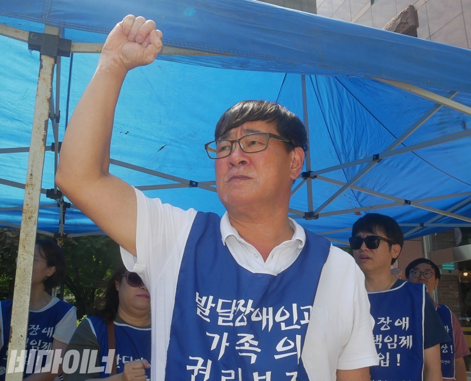 윤종술 부모연대 대표가 구호를 외치고 있다. 사진 하민지