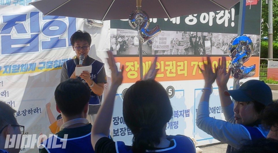 화요집회에 참석한 사람들이 박수를 치고 있다. 사진 하민지