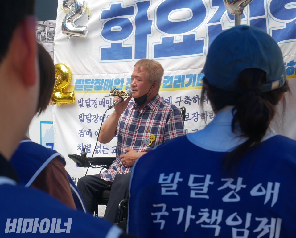 김종환 활동가가 연대공연을 하고 있다. 사진 하민지