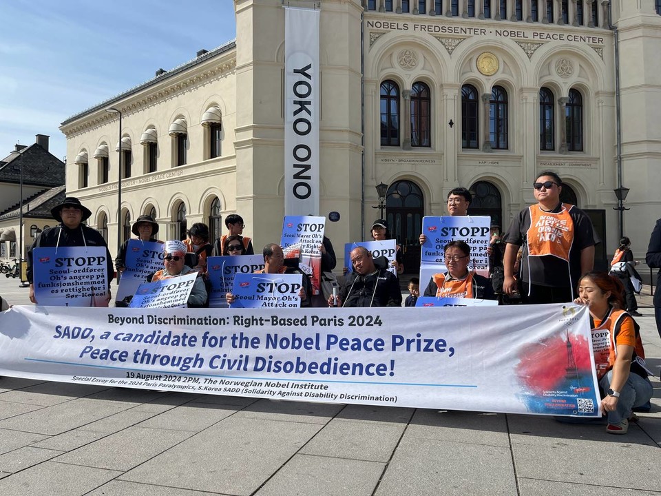 19일 오후 2시(노르웨이 현지 시간), 노벨위원회 앞에서 파리 패럴림픽 특사단으로 파견된 전장연 활동가 40여 명이 기자회견을 열었다. 사진 전장연 
