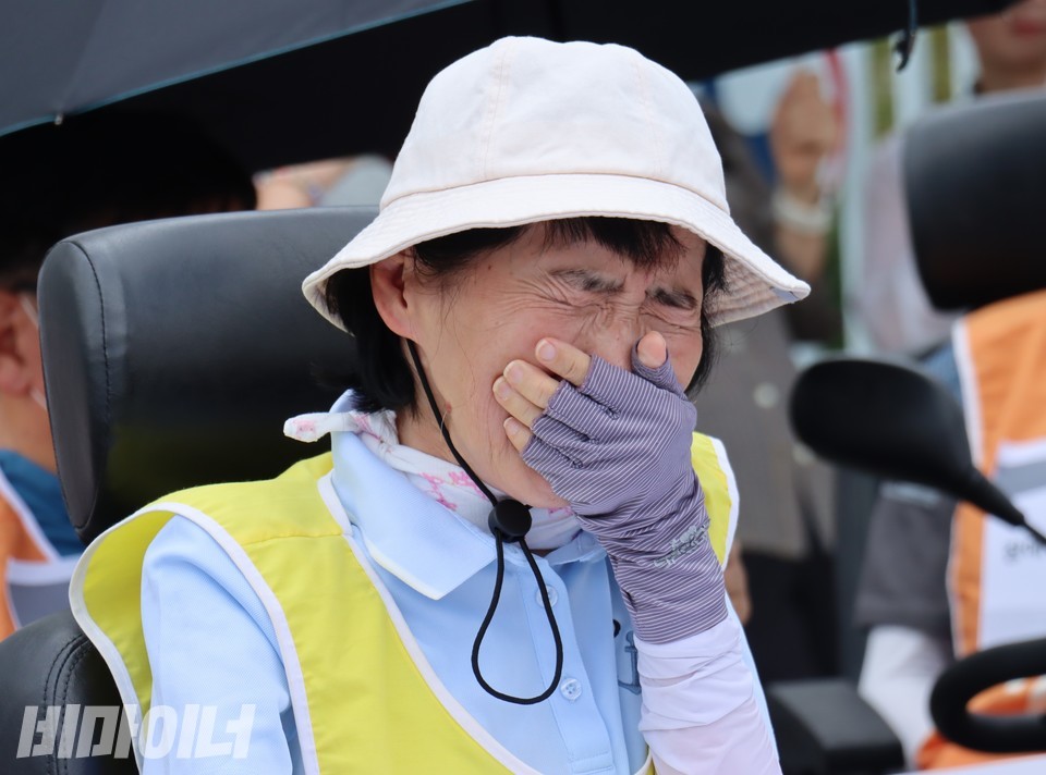 최윤정 씨가 기자회견에서 눈물 짓고 있다. 사진 하민지