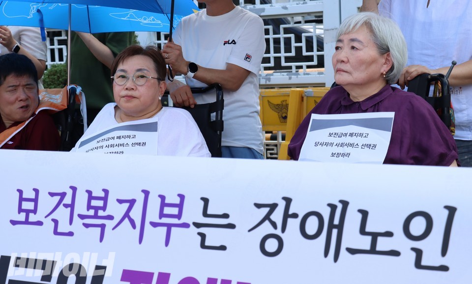 기자회견에 참여한 박김영희 장애인차별금지추진연대 상임대표(왼쪽)와 박명애 전국장애노인연대(준) 공동대표(오른쪽). 사진 하민지