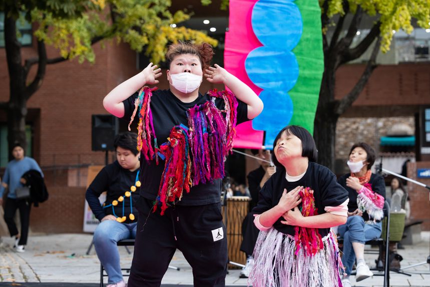 마로니에공원에서 공연 중인 노들에스쁘와 팀의 공연. 사진 출처: 노들장애인야학 홈페이지